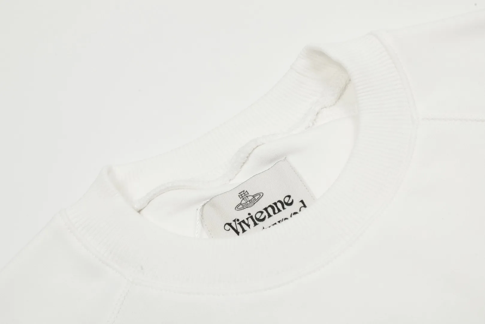 VIVI07# "Exclusive hot style" vivienne west wood West Queen Vivienne Saturn classic small label round neck sweatshirt, the top hot style in 2024, no need to say more, just open the details directly YB mold opening, correct overlock neckline details ⚠️The authentic product is the overlock threaded collar, there is no collar strip. Our family only makes the right version, and we are careful to ensure that the first release of the Queen Mother on the whole network is accurate. The full series of correct accessories, every detail is completely restored Straight up to full Size: XS-L